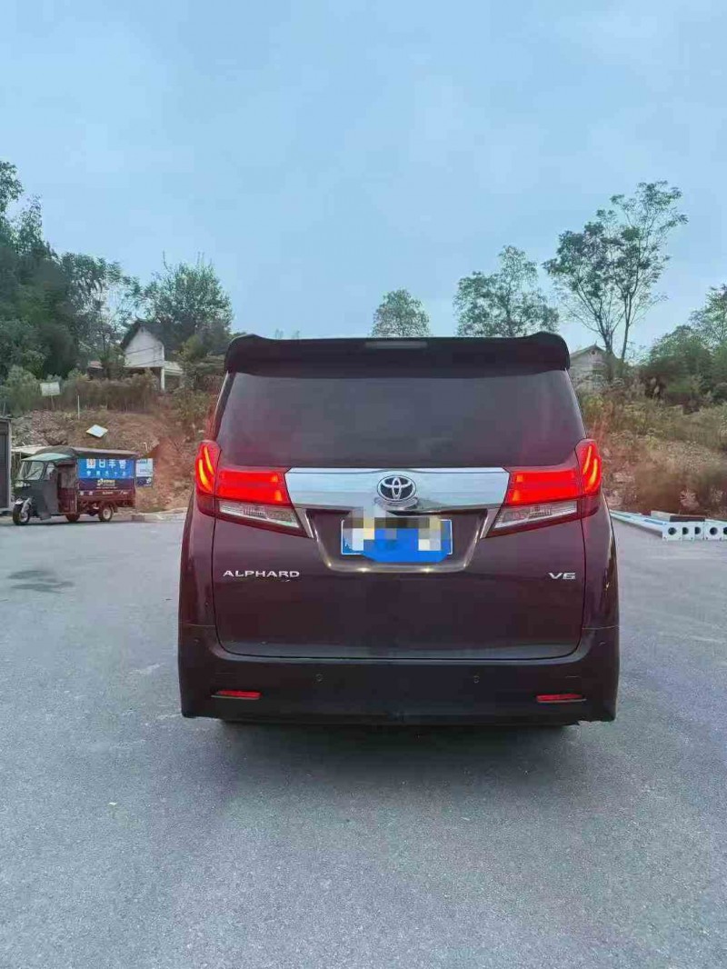 张家界17年丰田埃尔法9