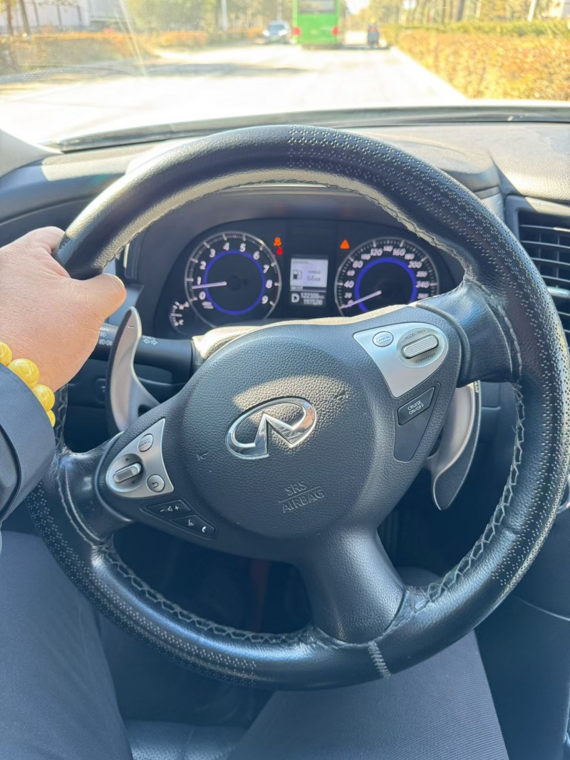 赤峰15年英菲尼迪QX707