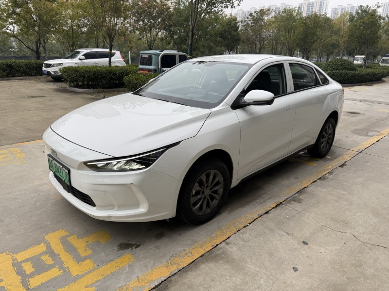 济宁24年吉利几何2