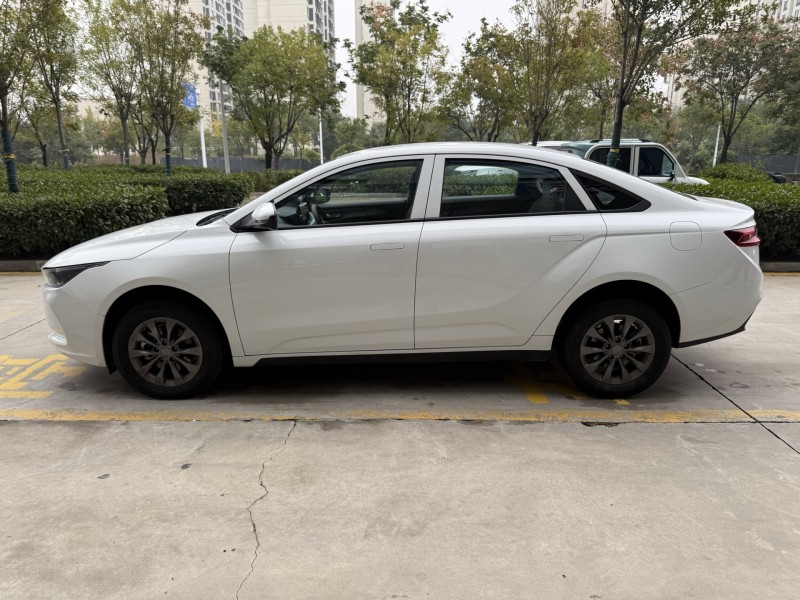 济宁24年吉利几何8