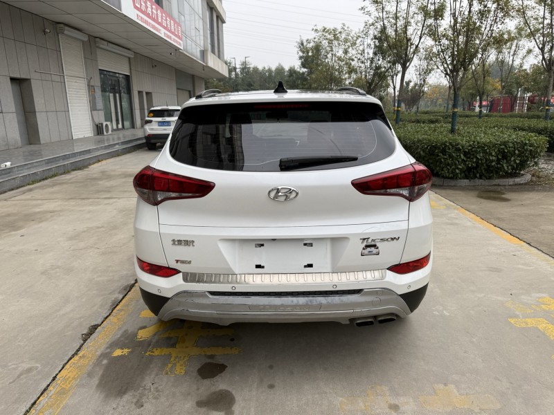 济宁16年现代途胜9