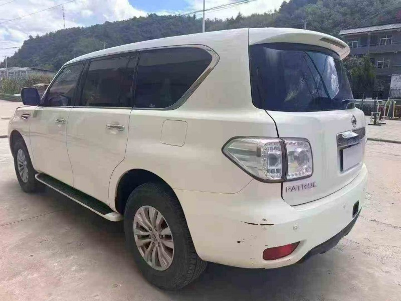 延安18年日产途乐8