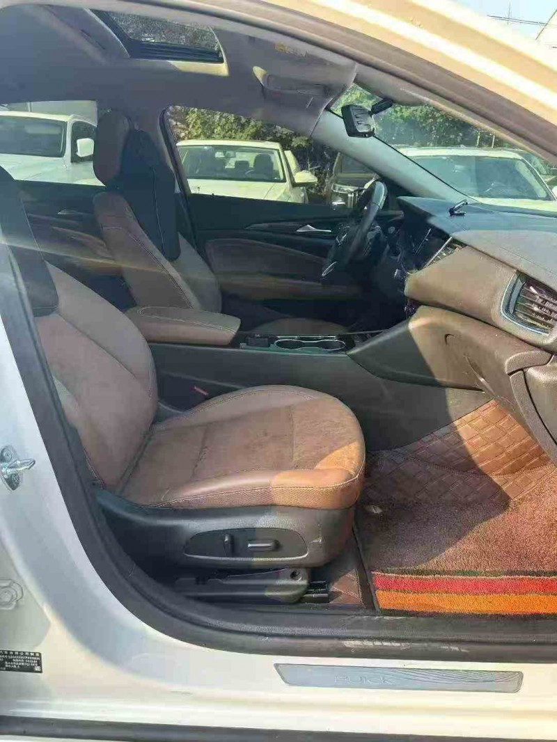 张家界23年别克君威4