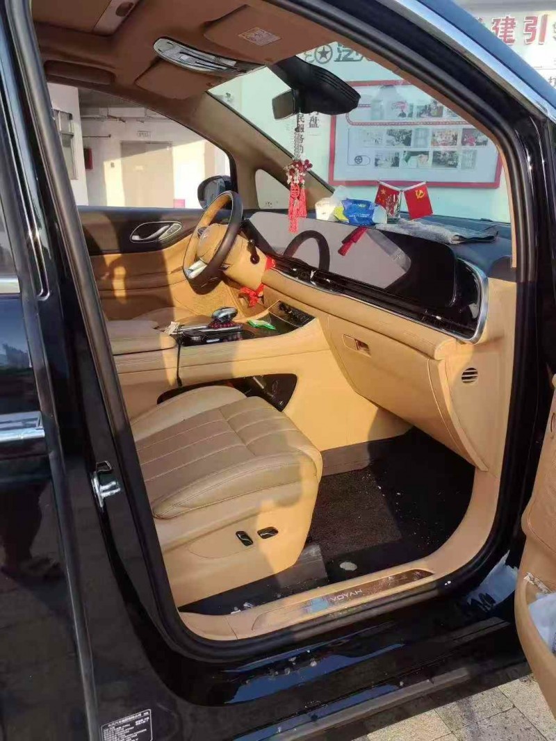 九江24年岚图汽车梦想家5