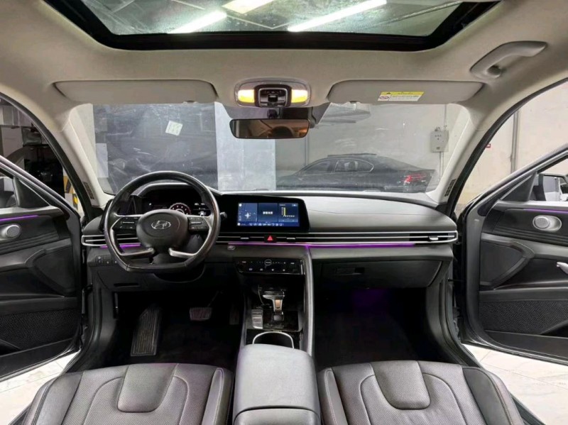 成都21年现代伊兰特8