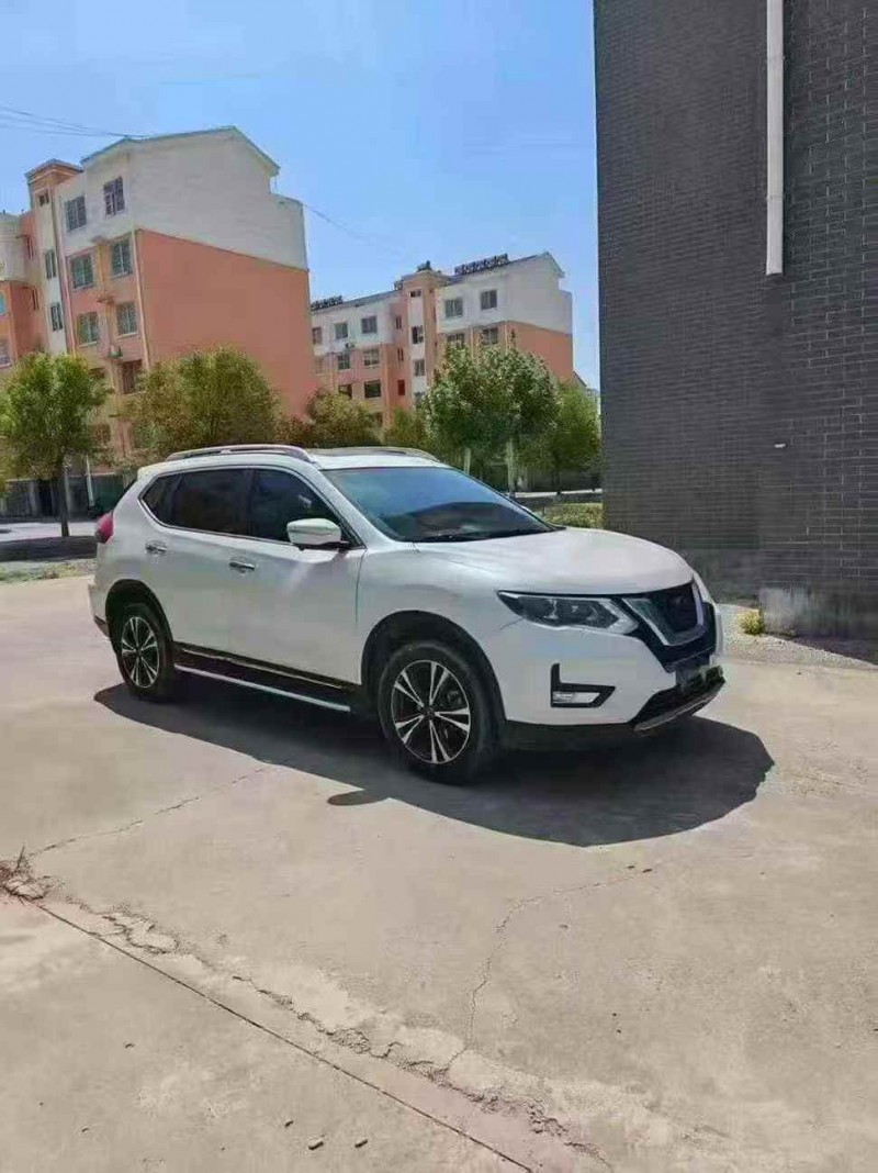 济宁18年日产奇骏3