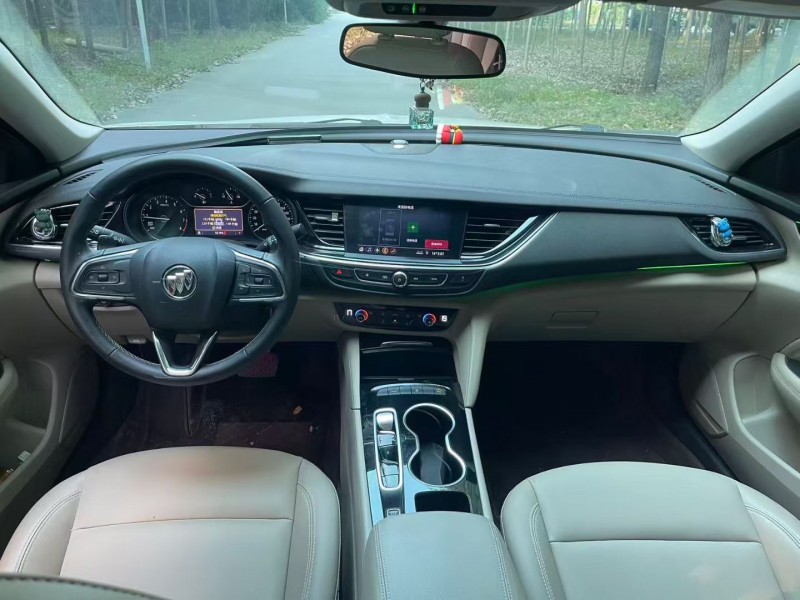 济宁21年别克君威5