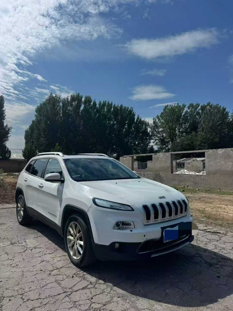 鹤壁17年Jeep自由光3