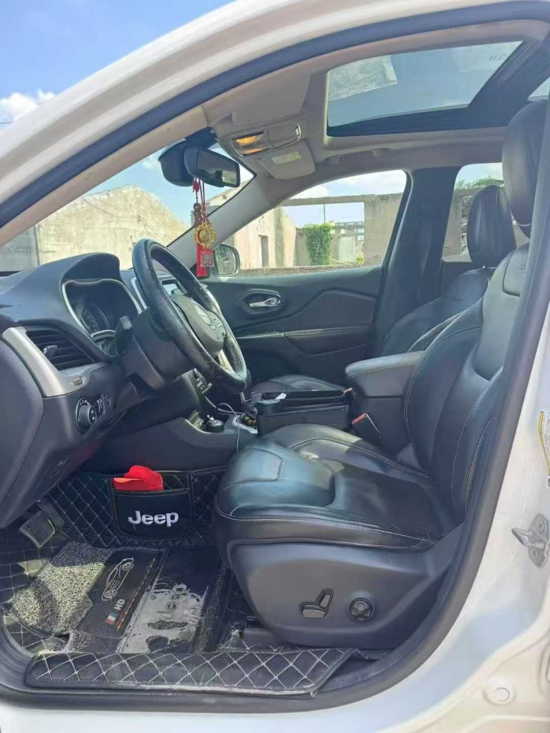 鹤壁17年Jeep自由光5