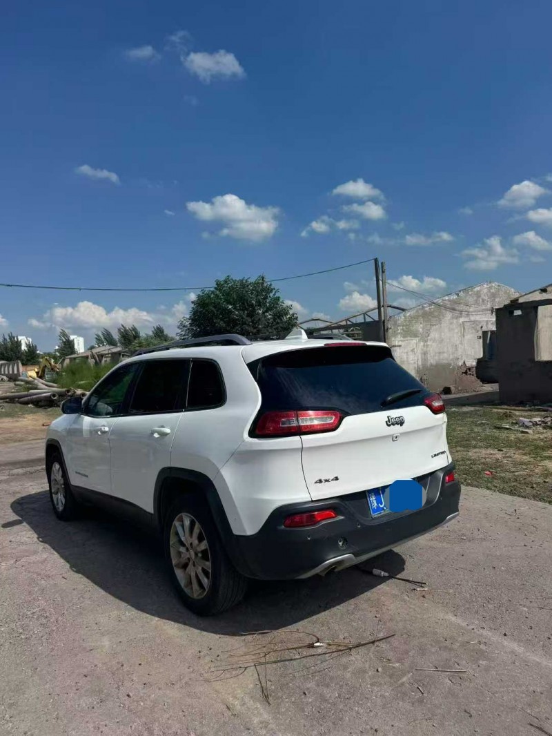 鹤壁17年Jeep自由光9