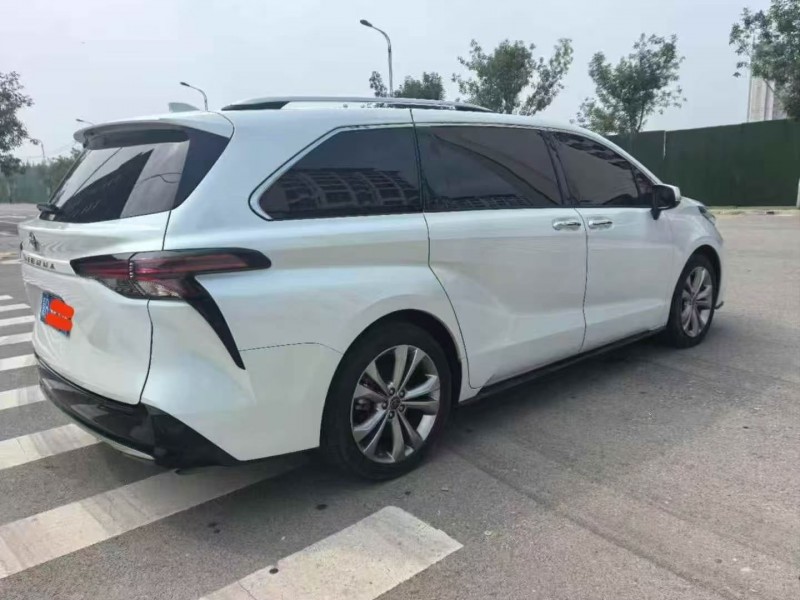 唐山24年丰田塞纳8