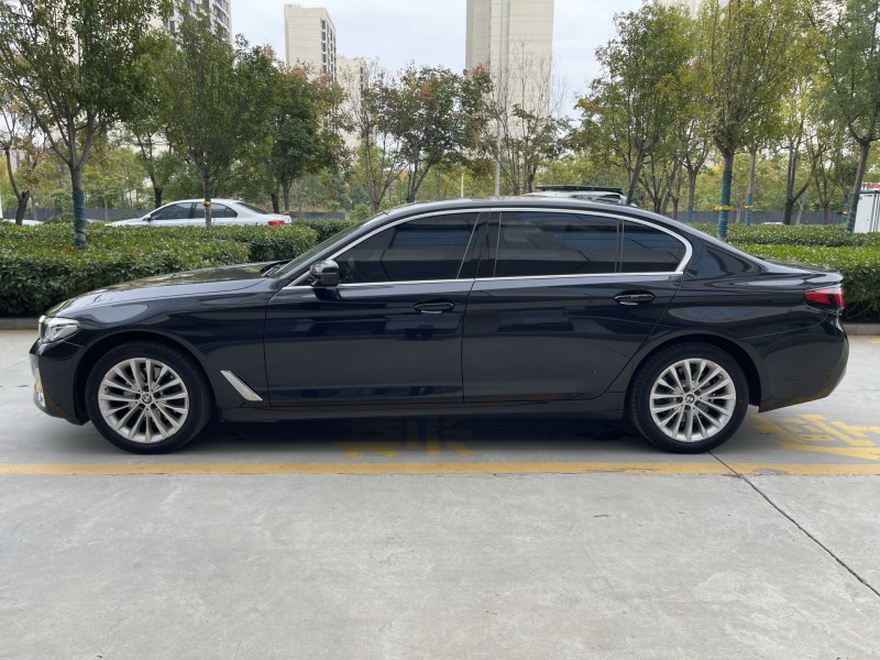 济宁22年宝马5系8