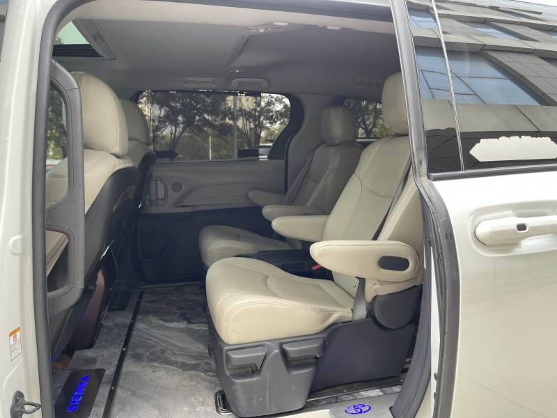 济宁23年丰田塞纳4