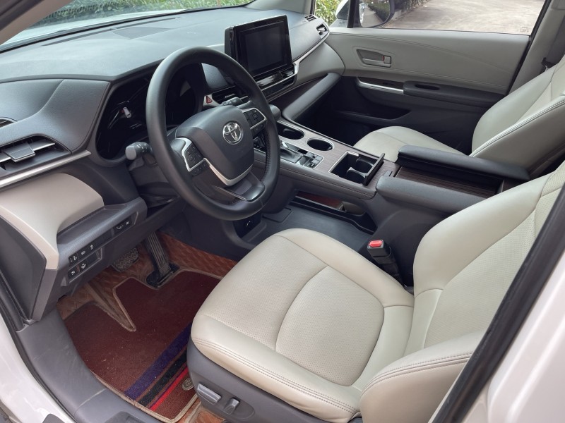 济宁23年丰田塞纳5