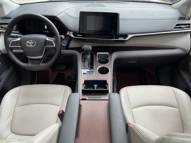 济宁23年丰田塞纳6