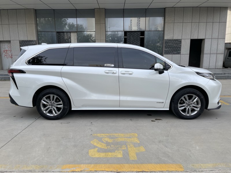 济宁23年丰田塞纳7