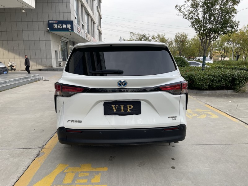 济宁23年丰田塞纳9