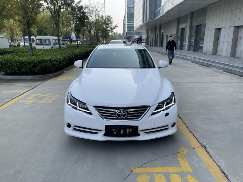 济宁13年丰田锐志1