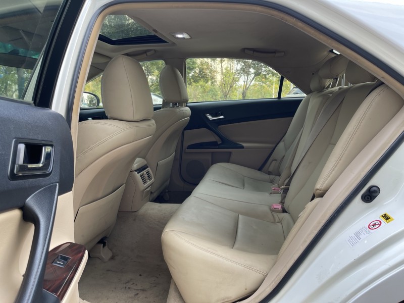 济宁13年丰田锐志6