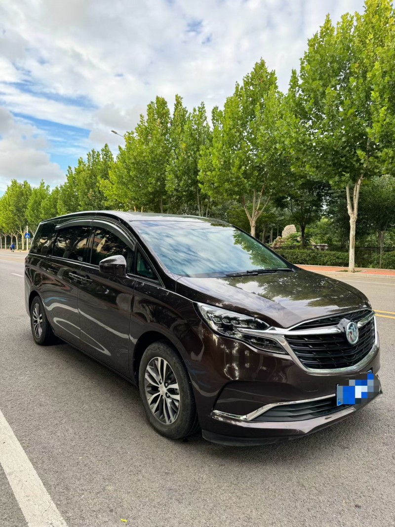 青岛22年别克GL82