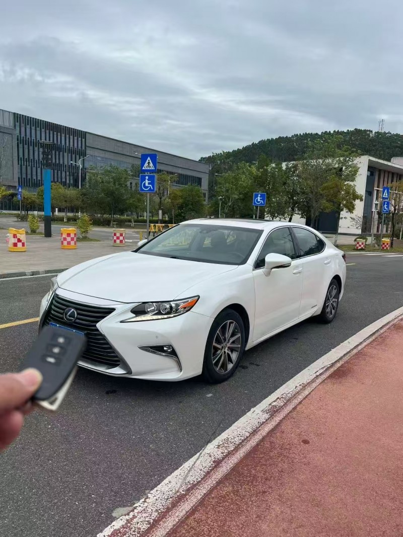 广州17年雷克萨斯ES2