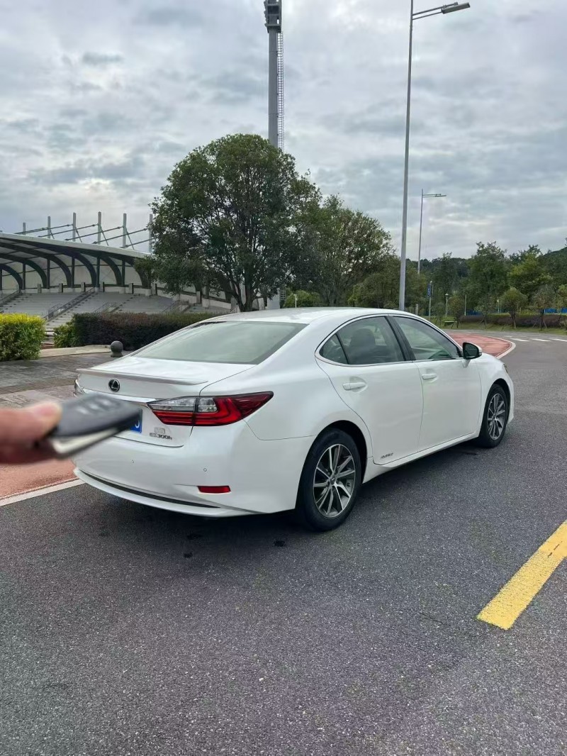 广州17年雷克萨斯ES7
