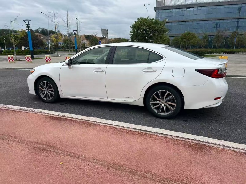 广州17年雷克萨斯ES8