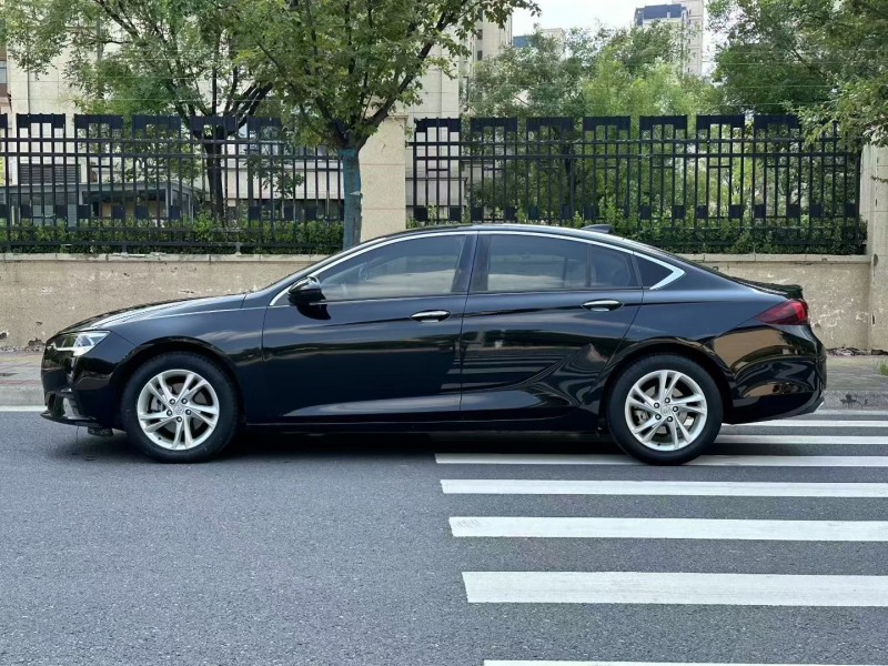 郑州21年别克君威8