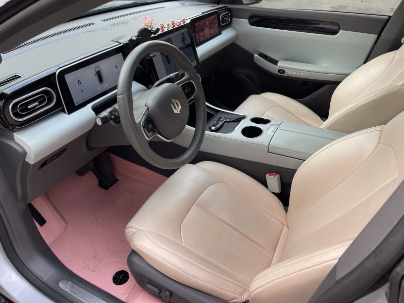 济宁23年零跑汽车C014