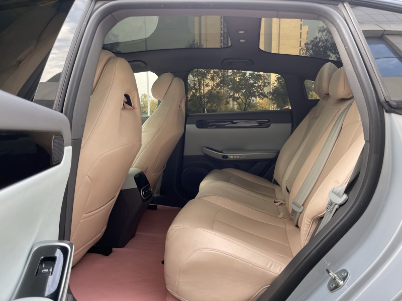 济宁23年零跑汽车C016