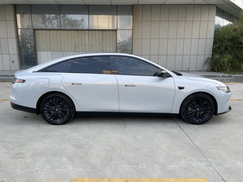 济宁23年零跑汽车C017