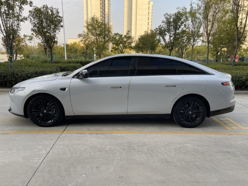 济宁23年零跑汽车C018