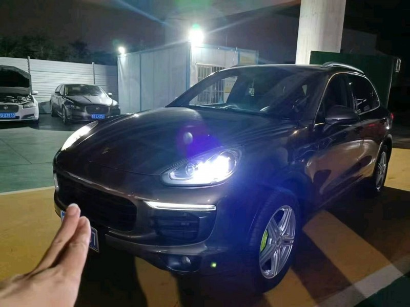 广州16年保时捷卡宴1