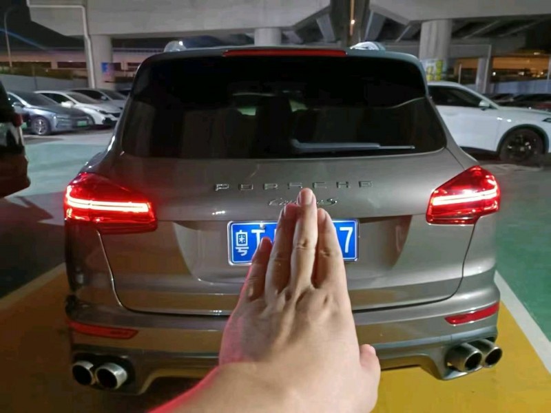 广州16年保时捷卡宴4