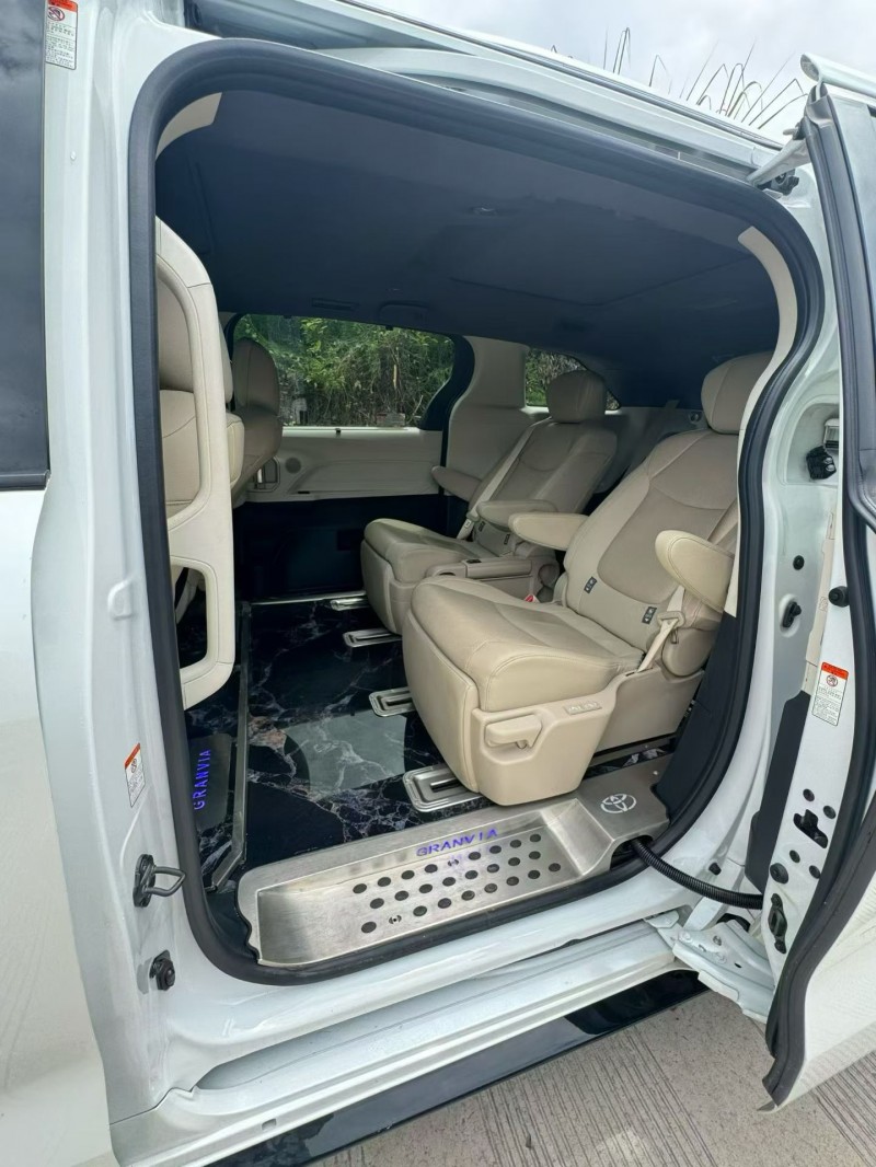 成都23年丰田格瑞维亚5