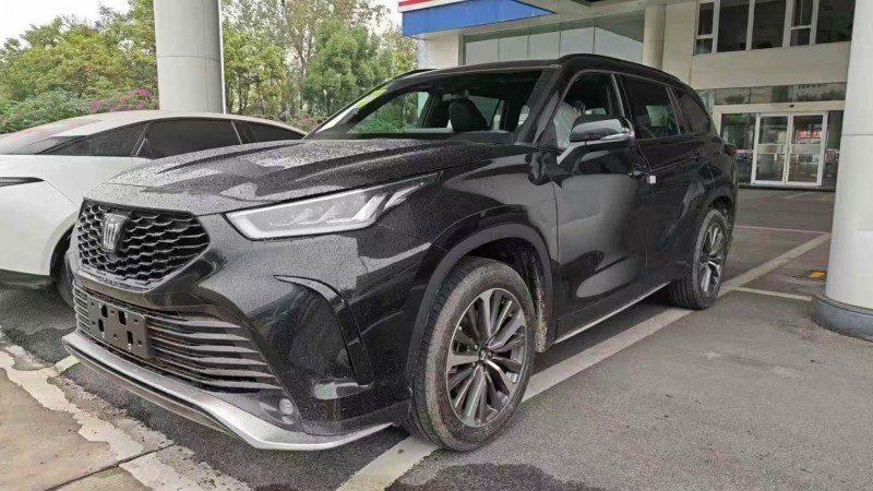 成都25年丰田皇冠2