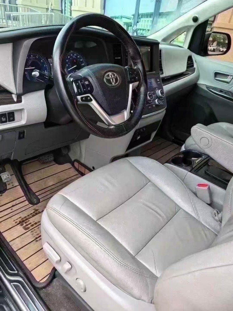 邢台16年丰田塞纳4