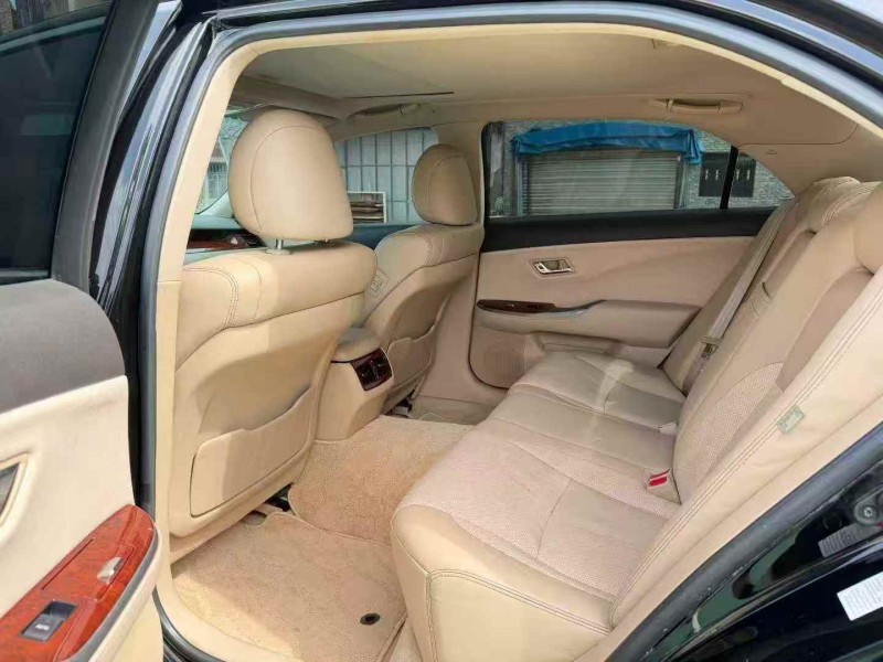 深圳14年丰田皇冠4