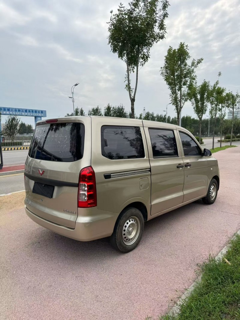 青岛21年五菱汽车荣光8