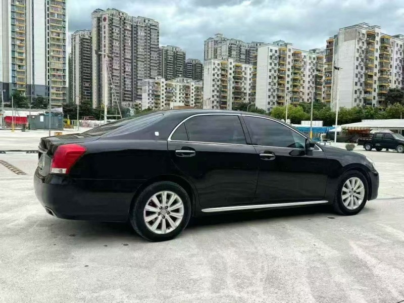 贵港11年丰田皇冠8