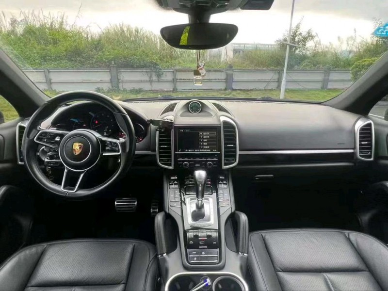 广州16年保时捷卡宴9