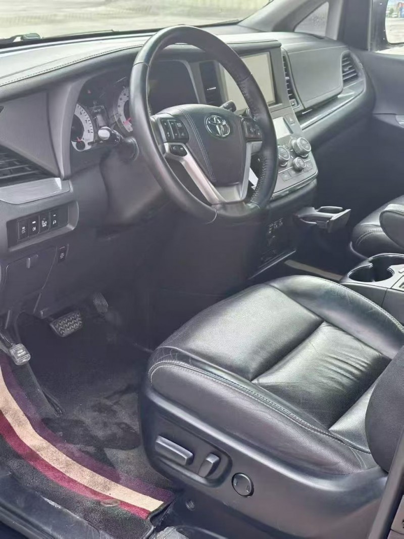 邵阳17年丰田塞纳4