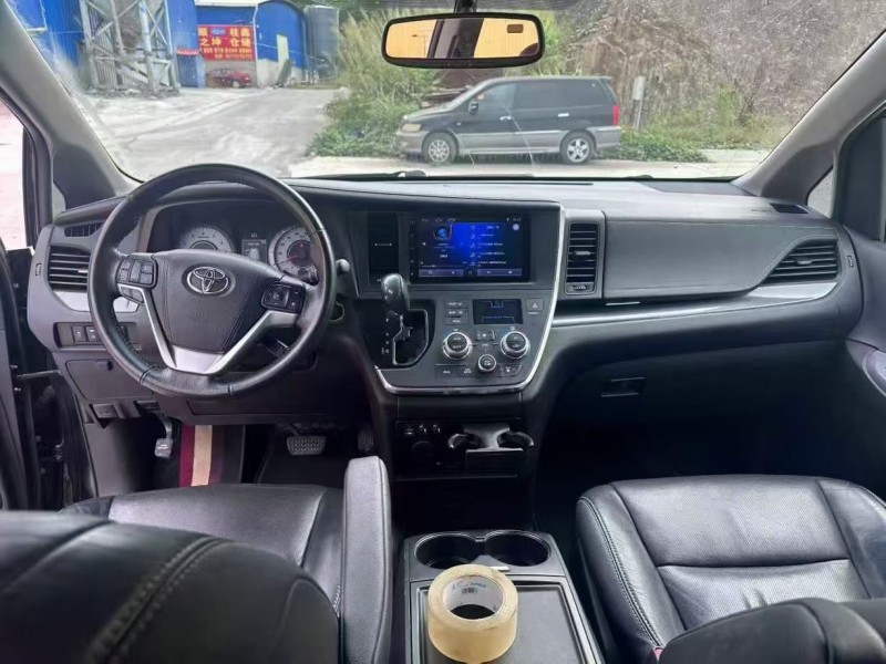 邵阳17年丰田塞纳5