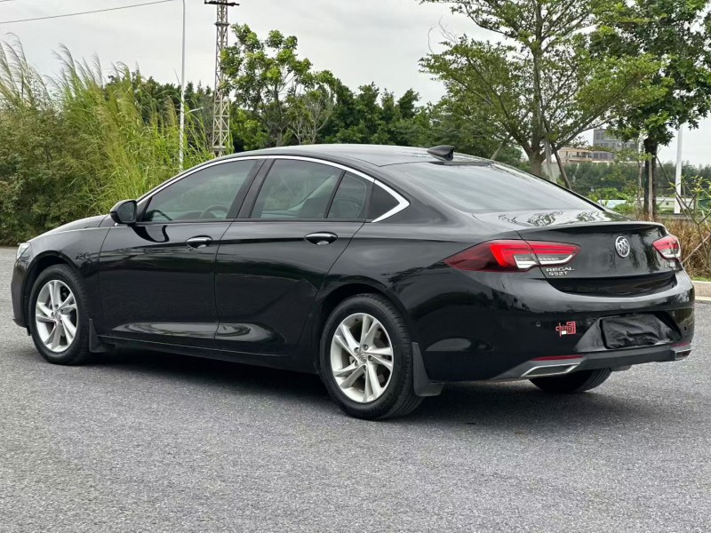 汕头22年别克君威5