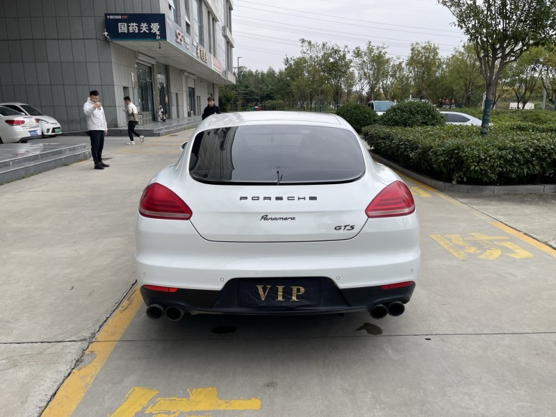 济宁14年保时捷帕拉梅拉8