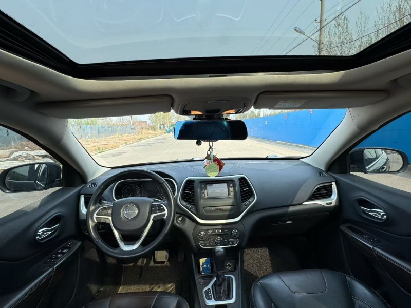 青岛17年Jeep自由光4