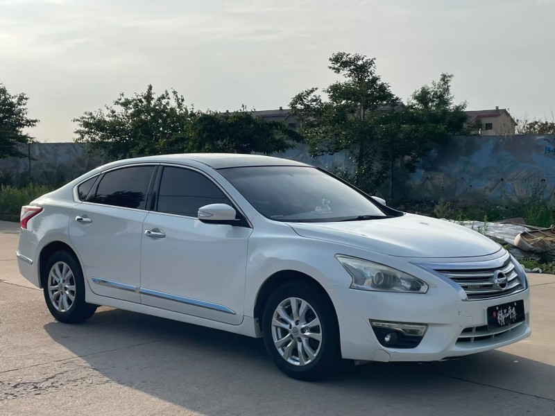 青岛13年日产天籁3