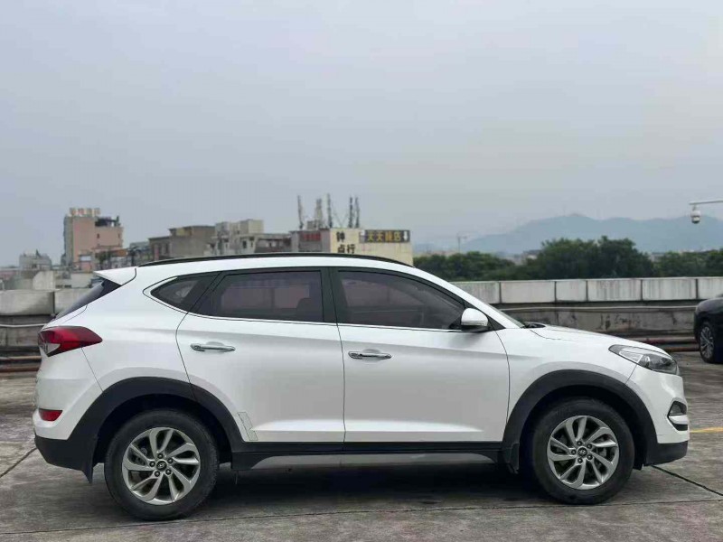 东莞19年现代途胜9