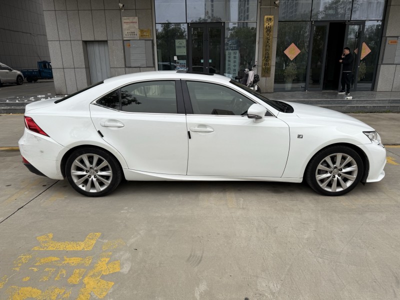 济宁16年雷克萨斯IS7