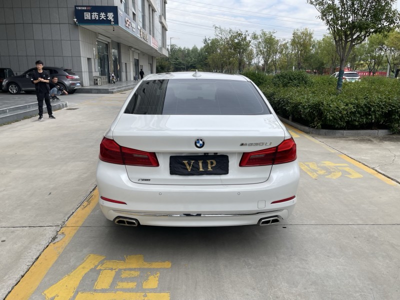 济宁19年宝马5系8